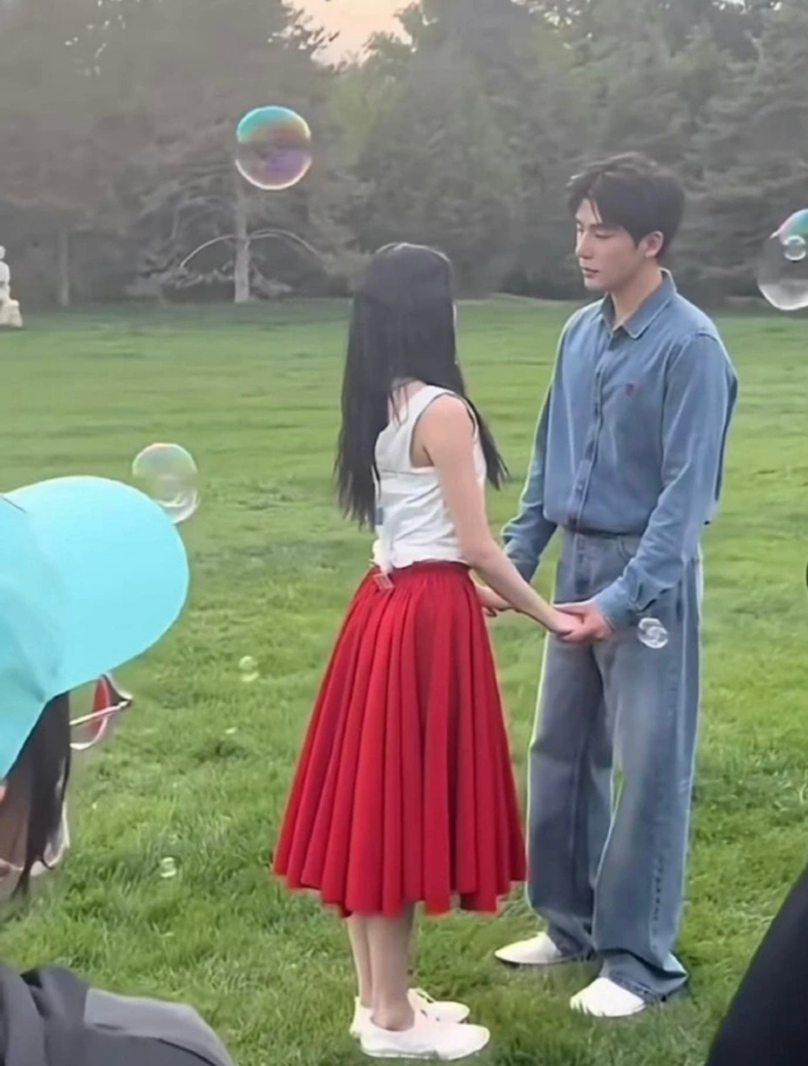 我天，剧宣时热恋你可要把丑衣服都藏好了…感觉播出后服装肯定会受到吐槽，还好他俩颜