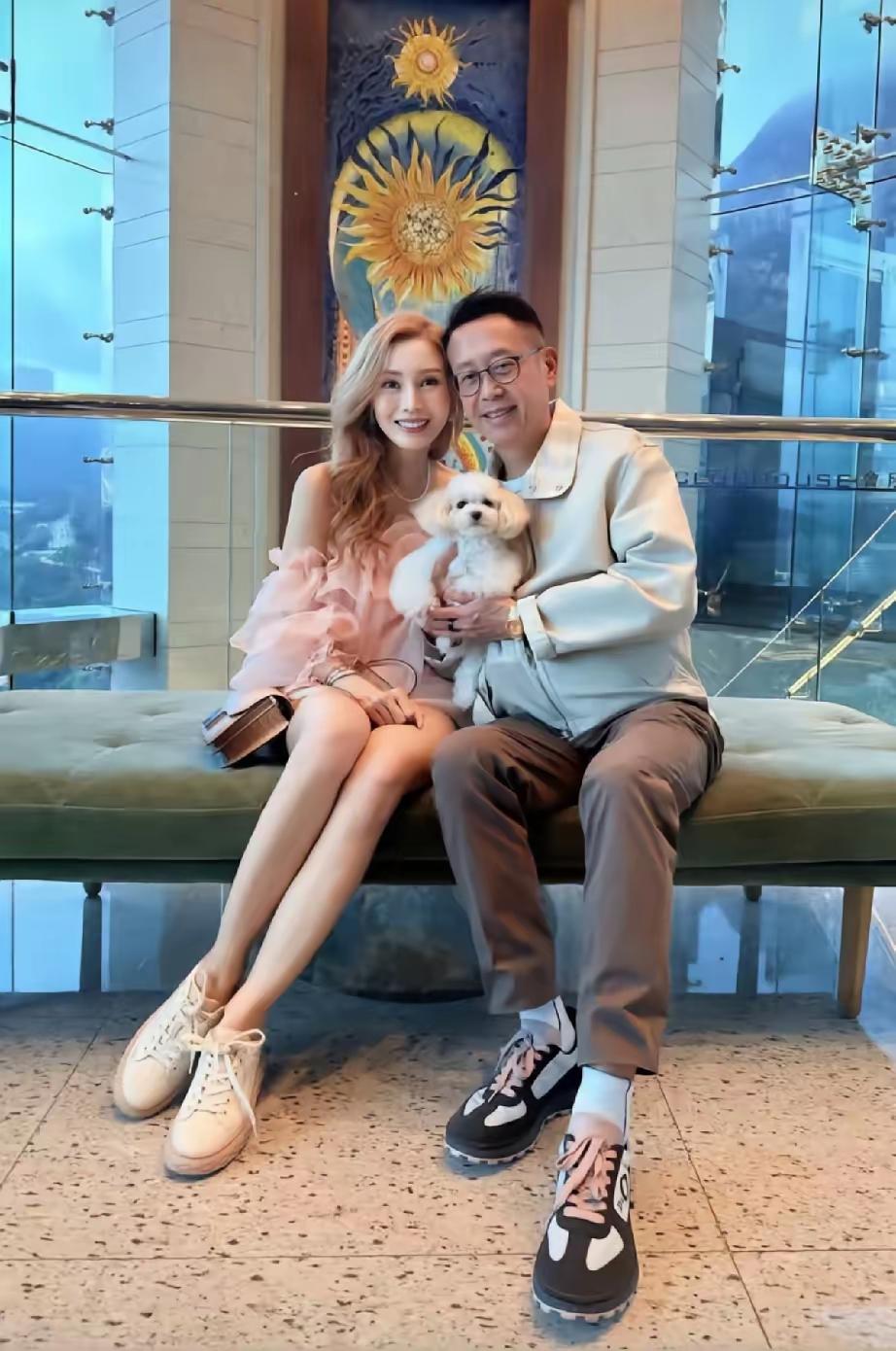 李嘉欣56岁生日合照，状态惊艳，完全看不出年纪。只是她身形太瘦，如果换成黑发想
