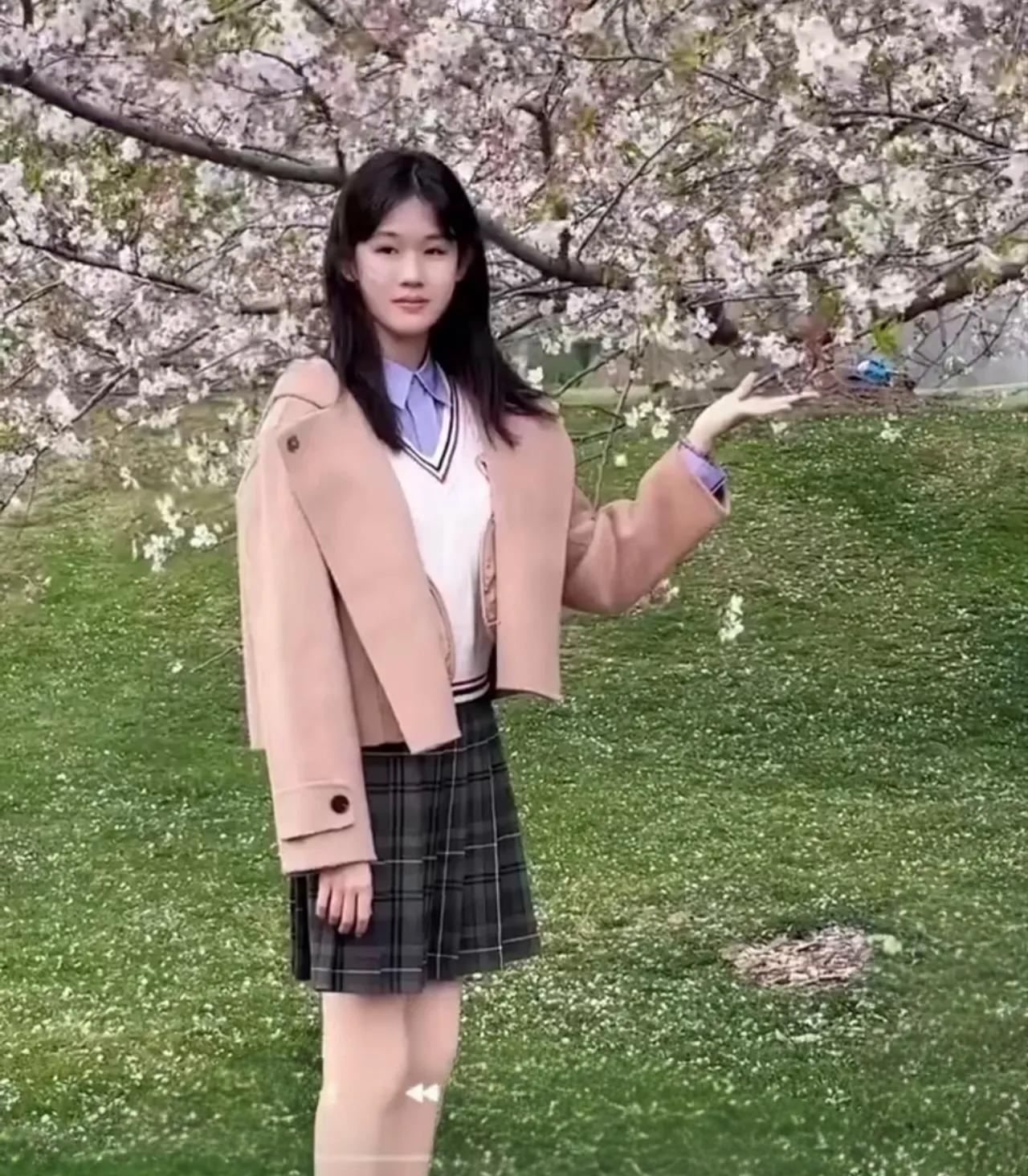 陆毅鲍蕾太会养女儿了，感觉两个女儿完全继承了陆毅和鲍蕾的有点钱，而且看得出来家庭