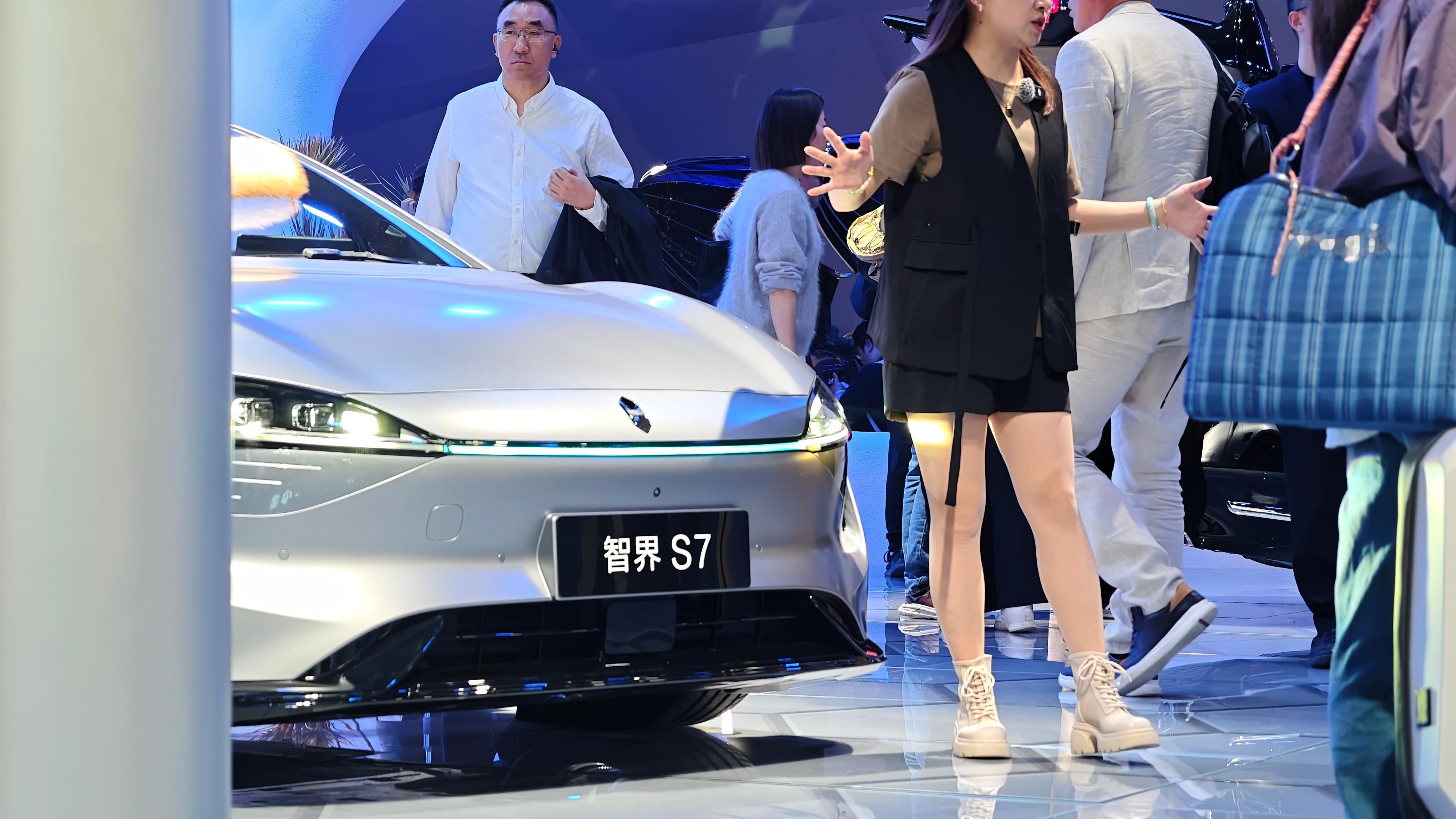 智界展台核心自然就是台上的智界V9，鸿蒙智行首款旗舰MPV，之前咱们拍过静态视频