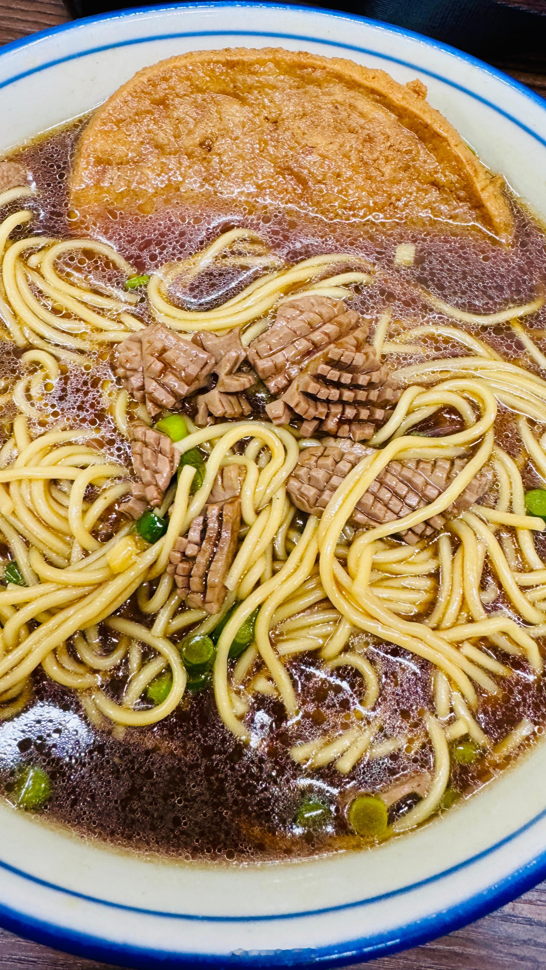 工作之余打卡一家“毒蛇”面馆…主打一个酱油上色，猪肝拌面和腰花汤面…上海头条必吃