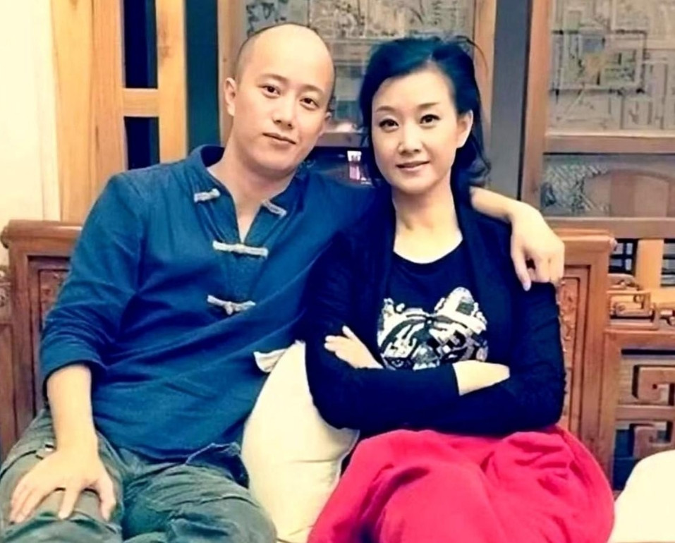 这是宋祖英的弟弟宋祖荣，姐弟俩长得真像，弟弟很帅气，虽没有头发的加持，也依然难掩