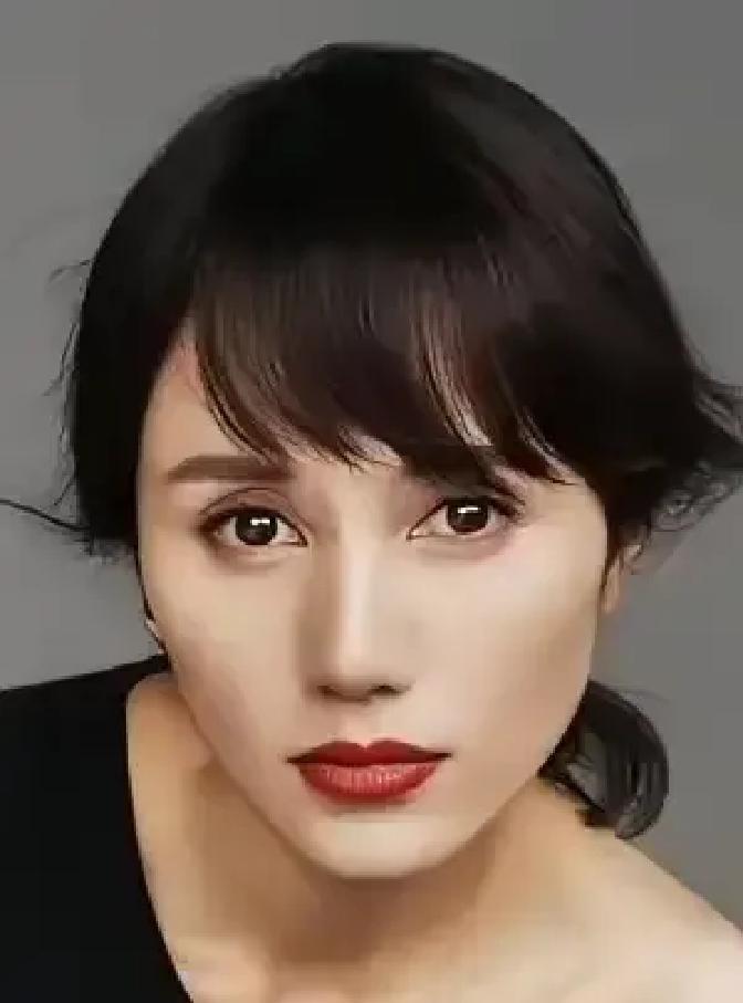 袁泉现在基本不接戏了，不是没人请，是她自己挑。她拿过一堆奖，演技稳得吓人，可她