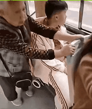 某些外来打工人来到城市不断网曝城里老年人高峰时间乘公交应给他们腾地方坐着玩手机，