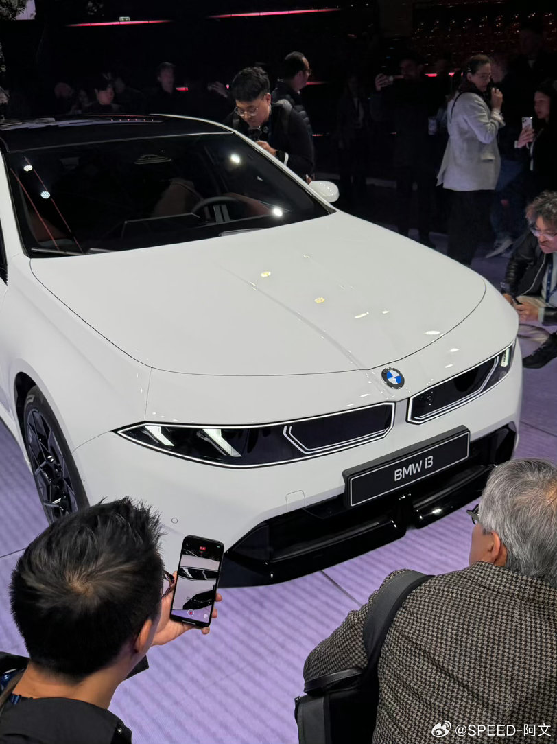 这个白色宝马i3感觉有点无敌啊前面奶凶奶凶的，有木有？汽场全开宝马i3