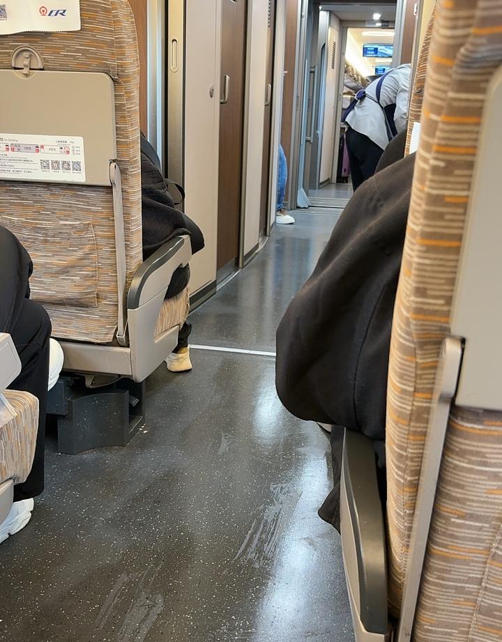 人什么时候最美？工作的时候最美，刚刚一个乘务员过来巡查的时候，看看两位老人家