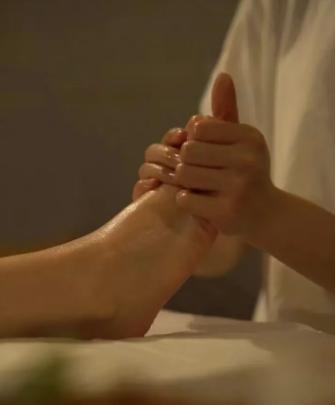 “冤不冤？”2024年4月，黑龙江，一女子回老家探亲时，意外得知有位亲戚腿不舒服