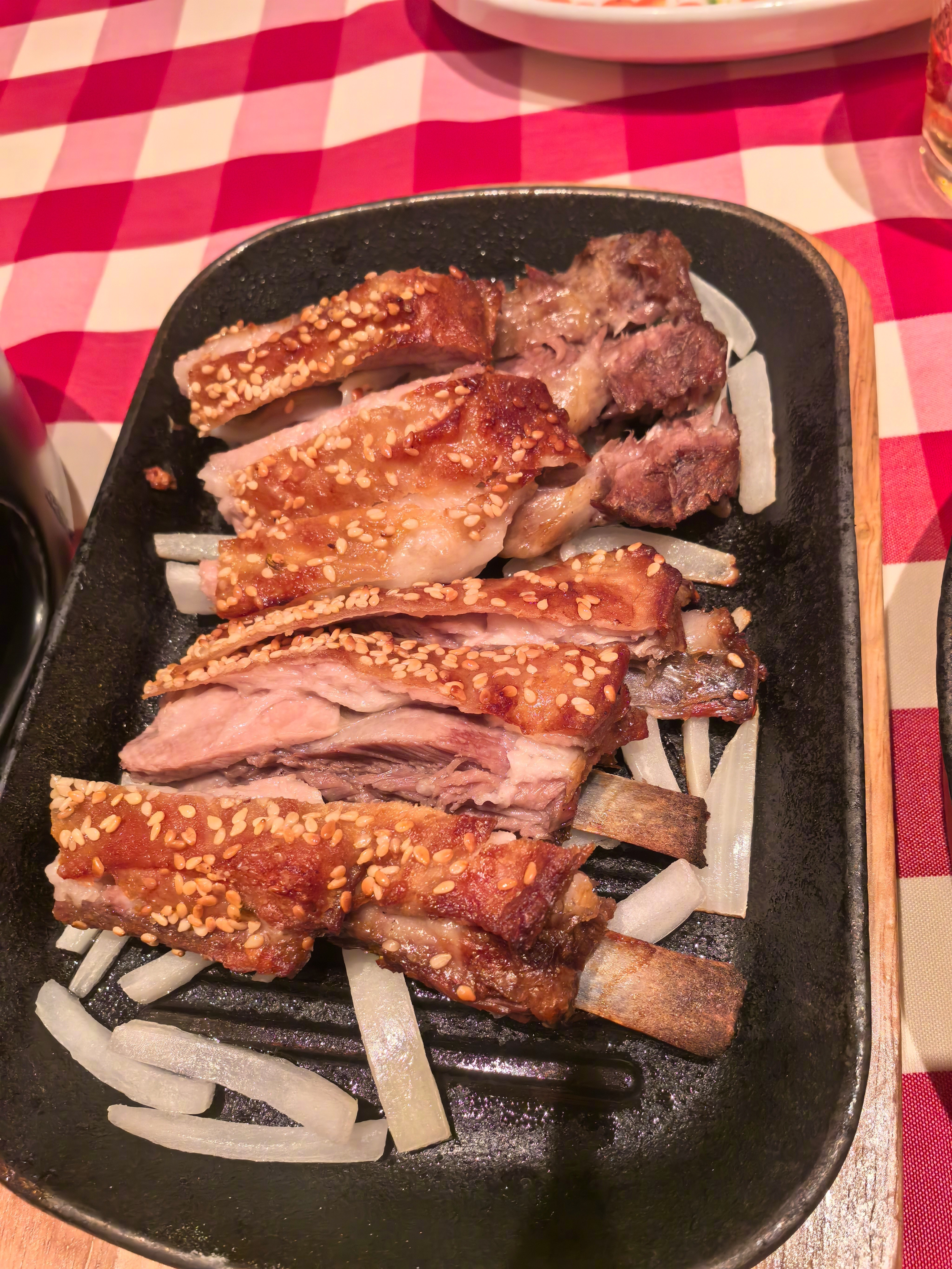 朝阳大悦城西贝餐厅，两人餐280元，我和老婆各有一样百元劵，最后结账只有80元。