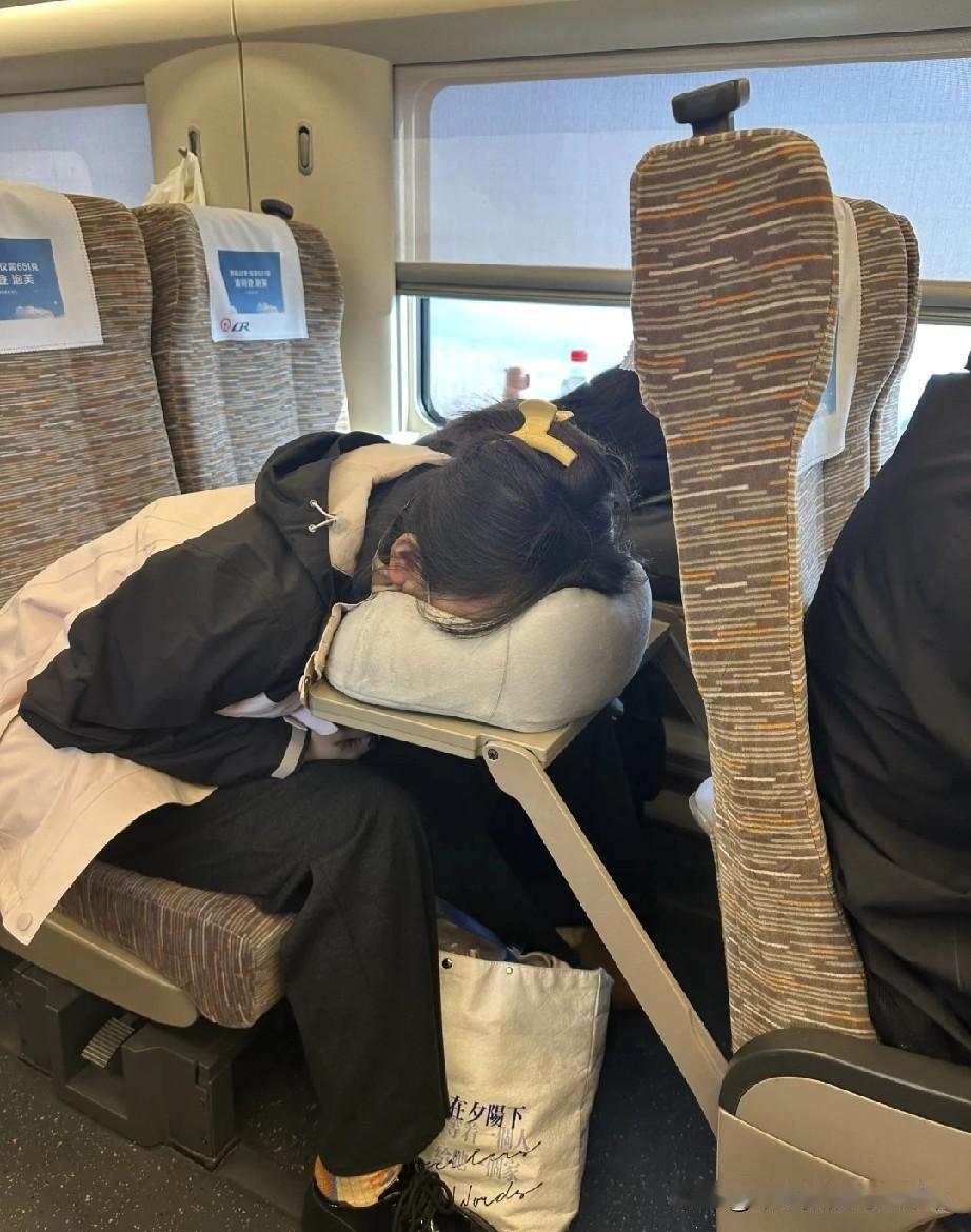 高铁看到妹子这样睡，想问，味道如何坐高铁遇到的窒息场面，能让我三天吃不下饭