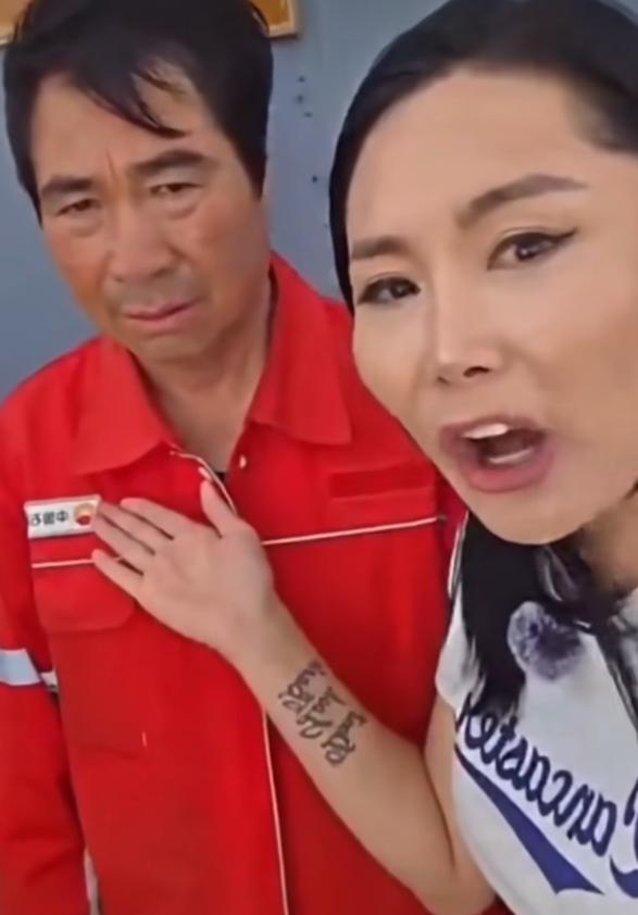 太缺德！老百姓排队三天加不上油，蒙古国两个网红却直播冲砸中资帮忙找油的勘探营地—