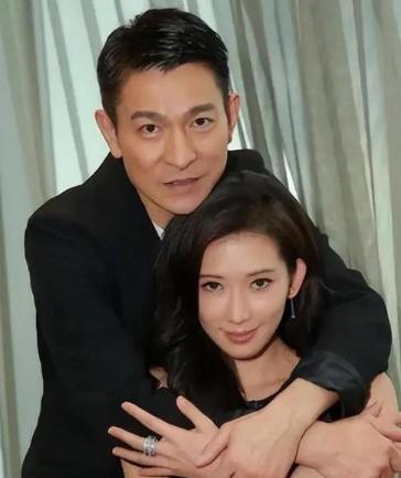 2019年，林志玲大婚，请了半个娱乐圈，却唯独没有请刘德华，刘德华生气地问她:“