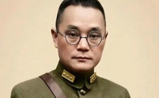 1949年深夜，国民党上将潘文华撞见自己最宠爱的七姨太正在屋里偷偷发电报