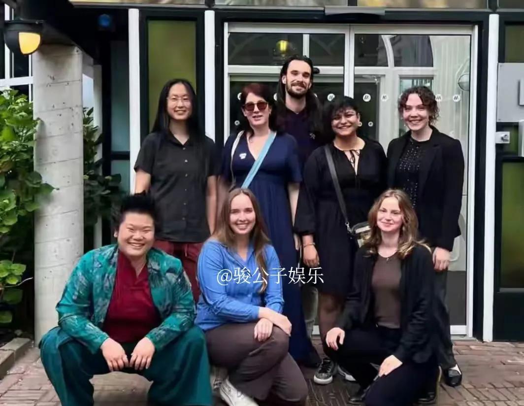 毕福剑的女儿硕士毕业了！她抱着妈妈亲吻的画面十分温馨，而66岁的毕福剑前妻看起来
