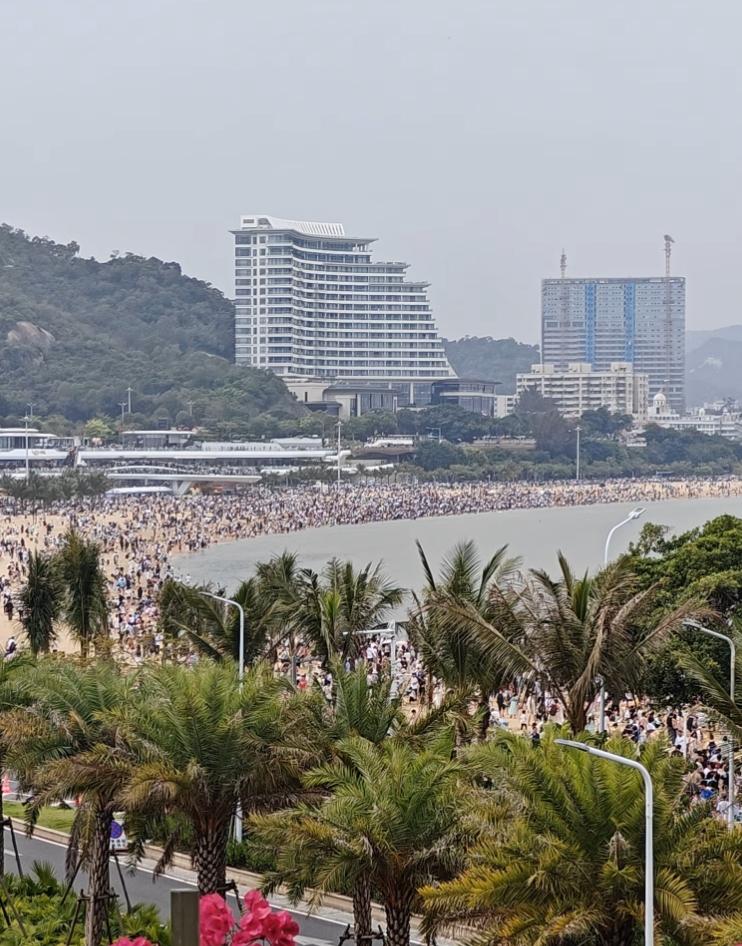 为什么不在金湾再造一个人工沙滩？每到节假日，珠海情侣路香炉湾沙滩，都是热闹非