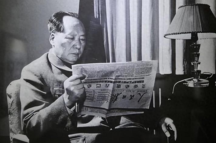 1969年，深夜，周总理紧急求见毛主席，带来边境告急的消息。毛主席沉稳回应：“放