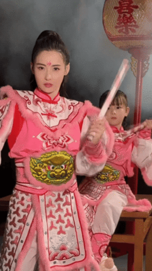 张柏芝和小女孩合拍英歌舞张柏芝英歌舞造型张柏芝和小女孩合拍英歌舞，变装转场的瞬间