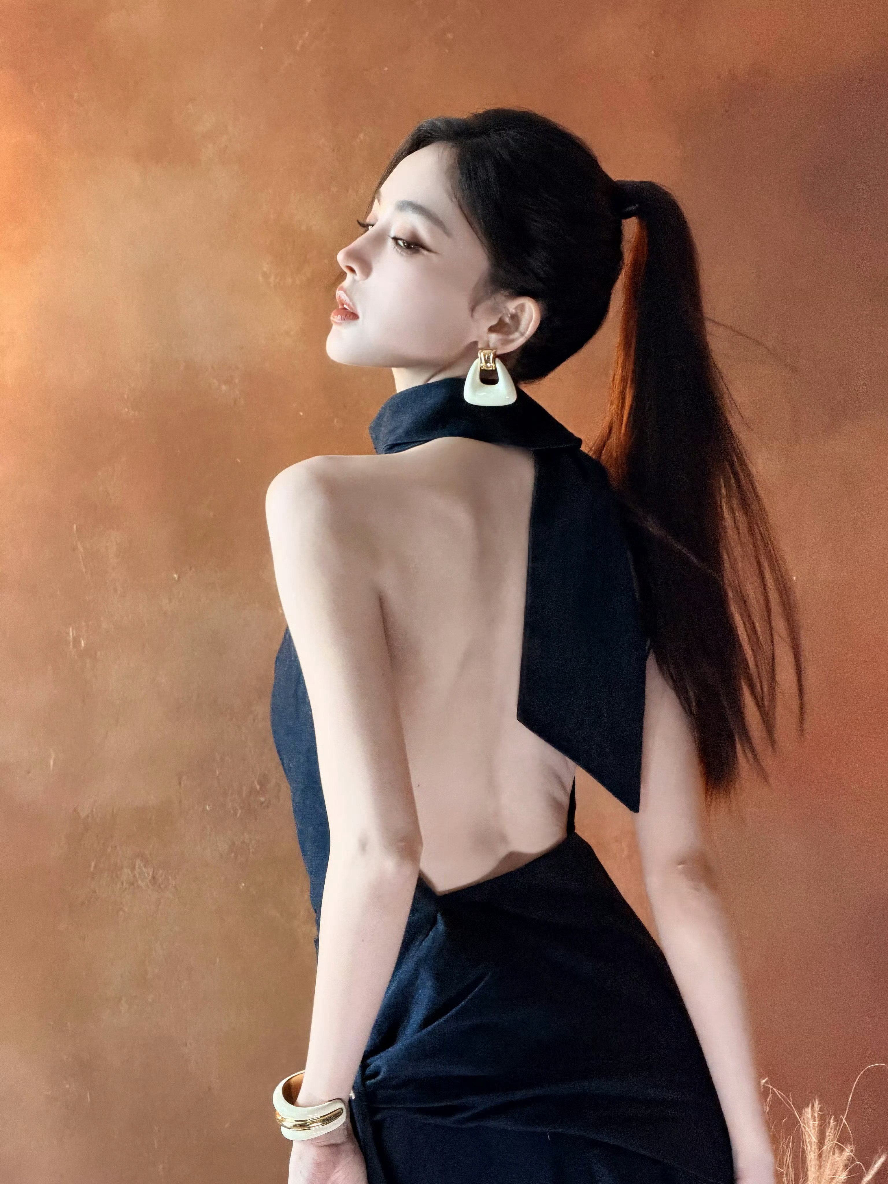 娜扎高马尾挂脖露背黑裙娜扎的美貌真的好权威，高马尾颜值依旧在线，这就是浓颜系的魅
