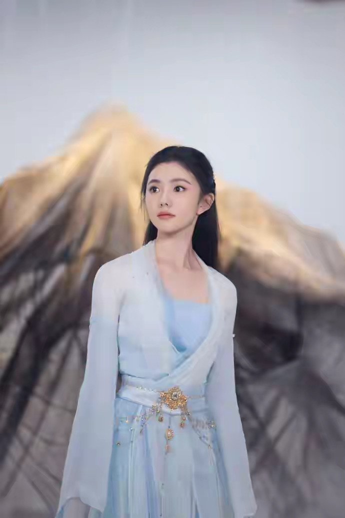 刘浩存：在争议与光环之间，她用一组写真撕开了审美的另一种可能