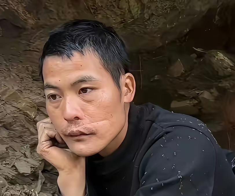 刀疤哥触碰了节目组的逆鳞，犯了大忌！人家节目是骆驼品牌赞助的，他说骆驼不行，凯乐