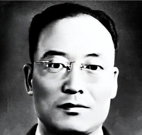 1930年，蒋介石乘专列前往前线视察，被西北军大队骑兵包围。危急时刻，一个团长率
