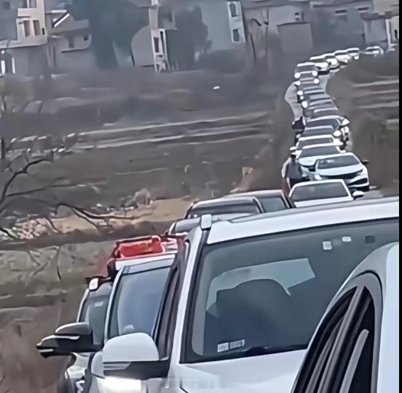 粤J2888T战绩全网可查提醒大家：长途自驾切勿盲目跟风抄小路，出发前看好路线。