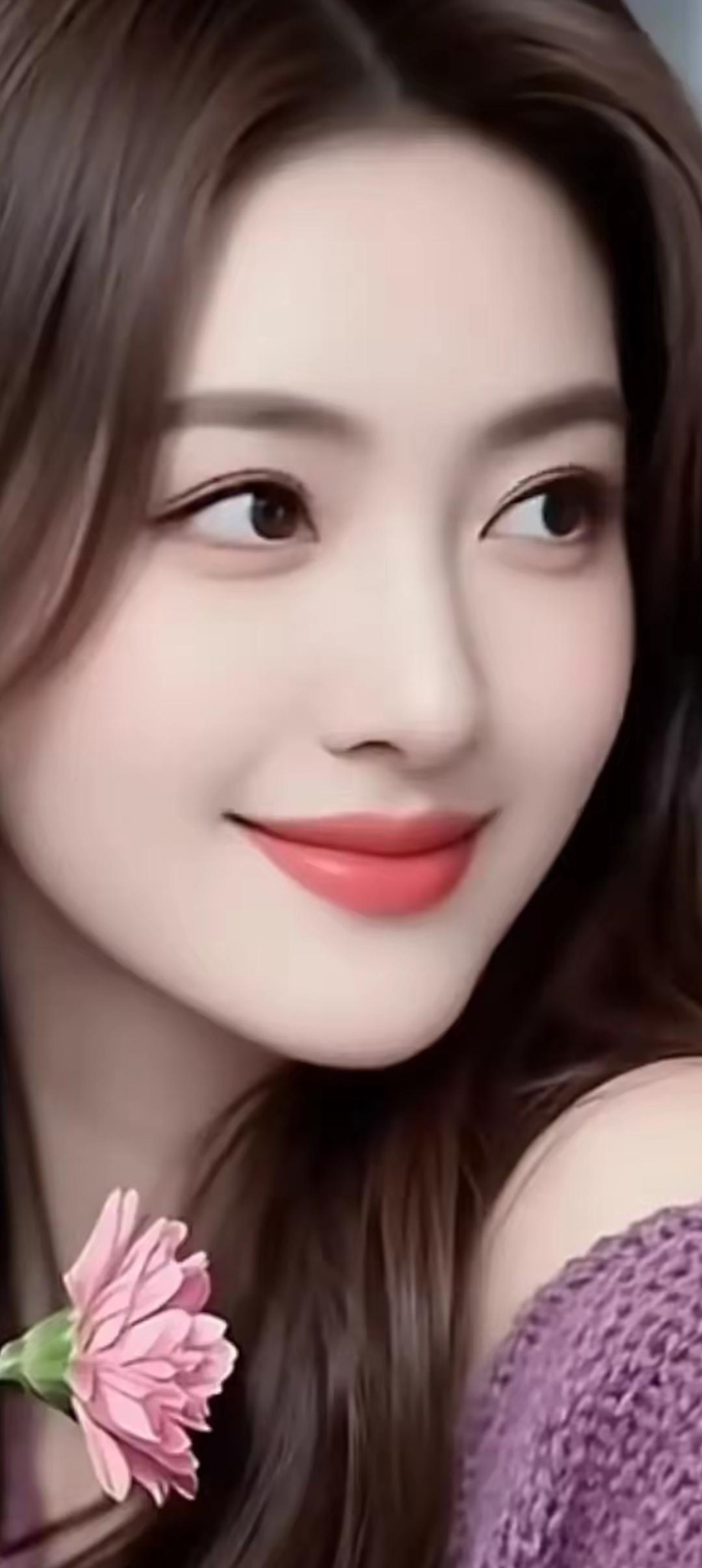 温柔微笑，粉色花束相伴，甜美如画