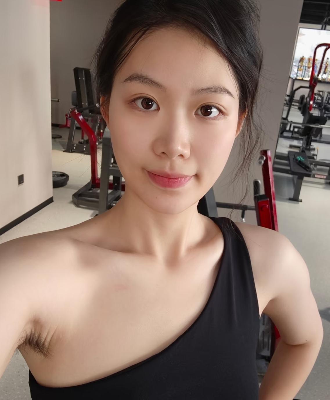 爱健身的女孩最美，坚持自律，心态阳光满满的正能量，自认颜值虽了超群，但是吸睛之处