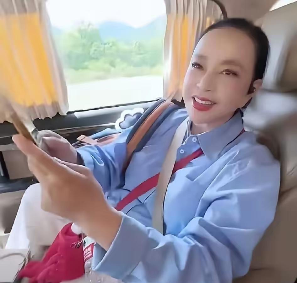 75岁刘晓庆最近可太有话题度了！4月19日她车内唱歌视频曝光，没戴假发，露出稀疏