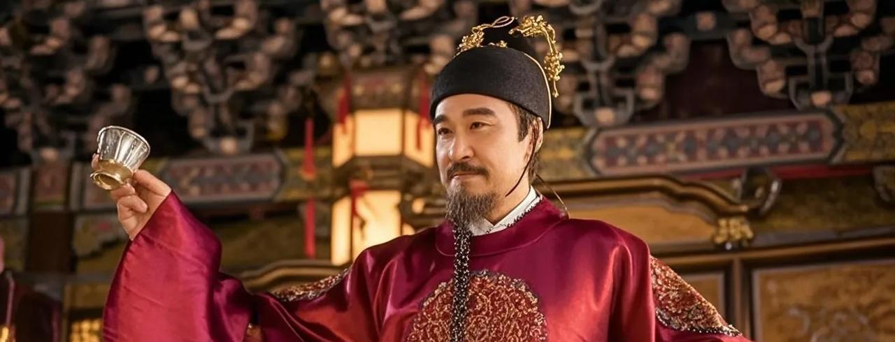 1407年的南京，永乐五年七月，夜色深沉，皇宫里烛火摇曳。朱棣坐在龙椅上，脸色铁
