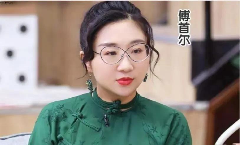 傅首尔火出圈的原因是以踩她前夫的各类示例和她在家庭中的各种优越得来的。她前夫受