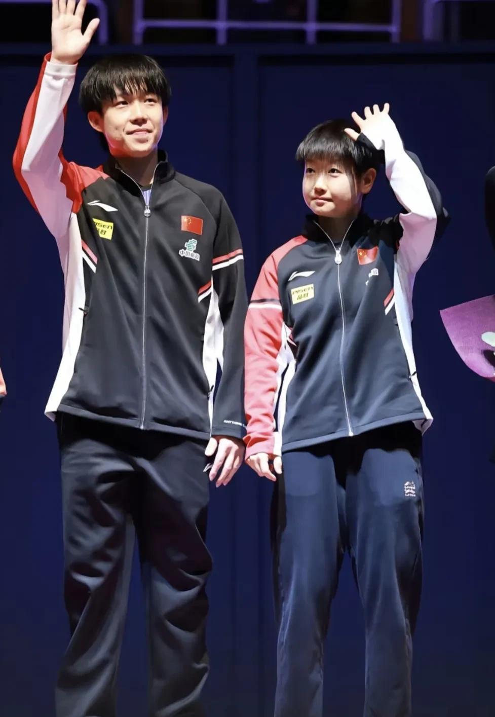记者问黄镇廷与杜凯琹:“你们的这个混双配对也有10年，二人是怎么保持这种高度默契