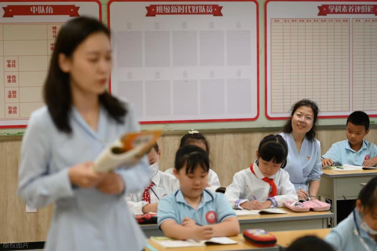 教师必须是铁人，才能称得上合格的老师。为什么这么说呢？学生朝老师脸上滋水，寻