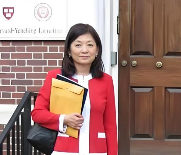 2004年北京的一个午后，85岁的熊向晖刚准备午休，门外来了位陌生客人。 女
