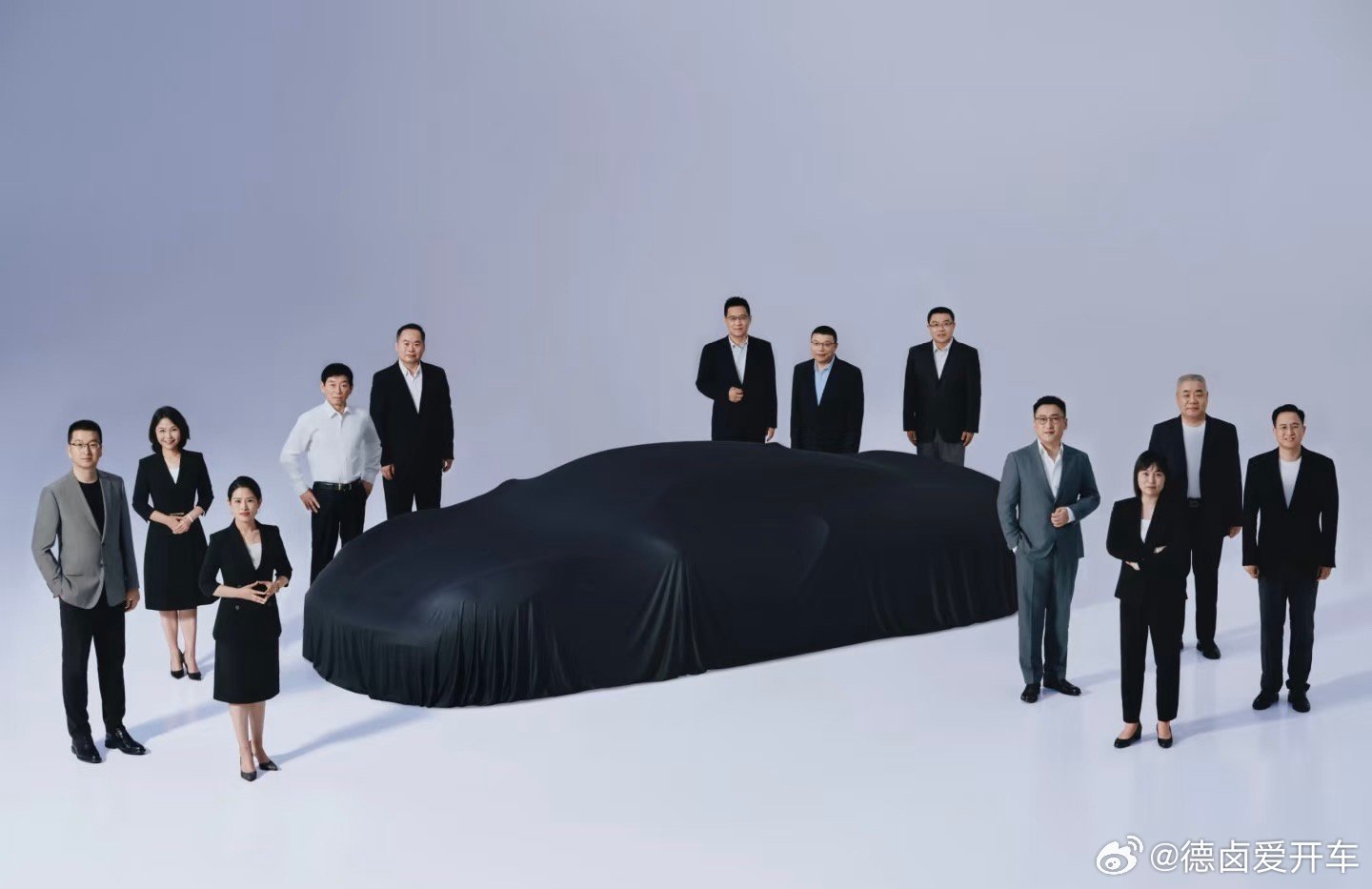 这次和魏建军一同到F1现场的还有另外一位是宋东先，他目前的职位是长城超豪车BG