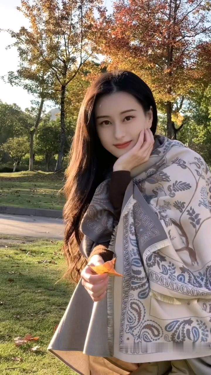 秋风起，落叶舞，美人倚树笑。