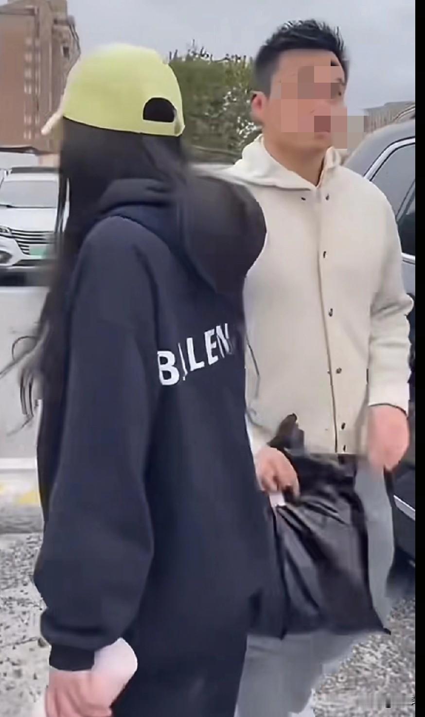 太渣了吧？已婚男人带小三孕检还如此理直气壮！女子陪妈妈去医院检查的疲