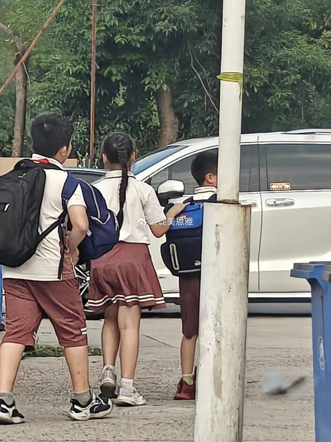 现在小学2年级男生女生就拉拉扯扯了哈哈