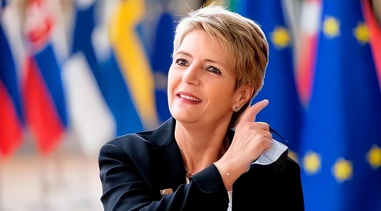 历史开了个玩笑，先倒下的不是乌克兰，而是百年中立的瑞士？它的“倒下”不是军事