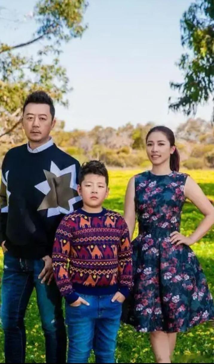 大家有没有发现，郭涛儿子小时候更像爸爸，长大后反而越来越像妈妈了。感觉郭涛年轻时
