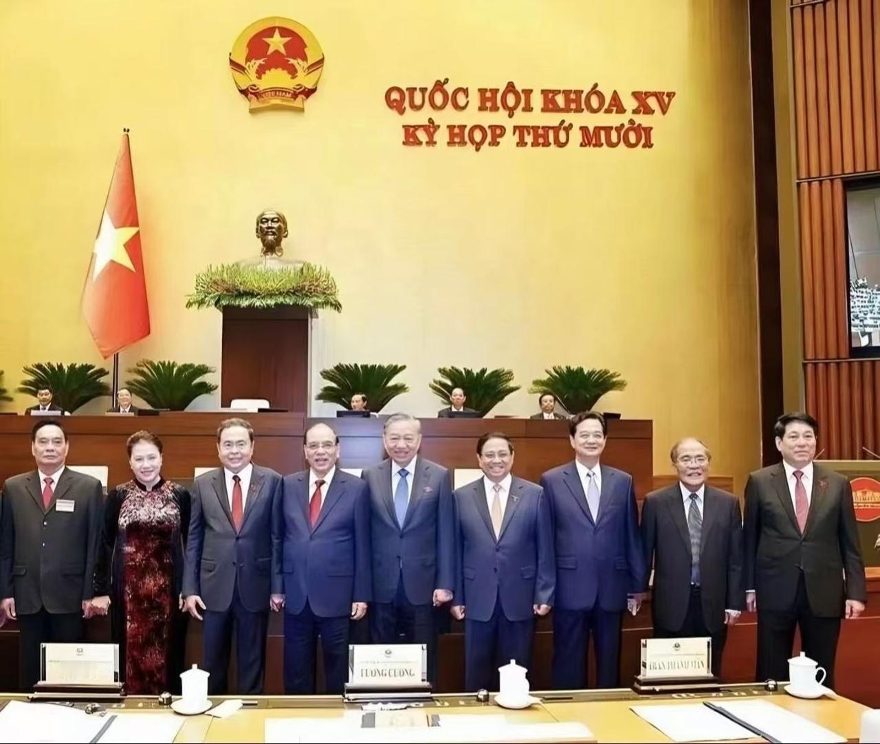 会务失误，梁强竟然靠边站！越南第十五届国会第十次会议开幕式之际，农德孟、阮晋勇和