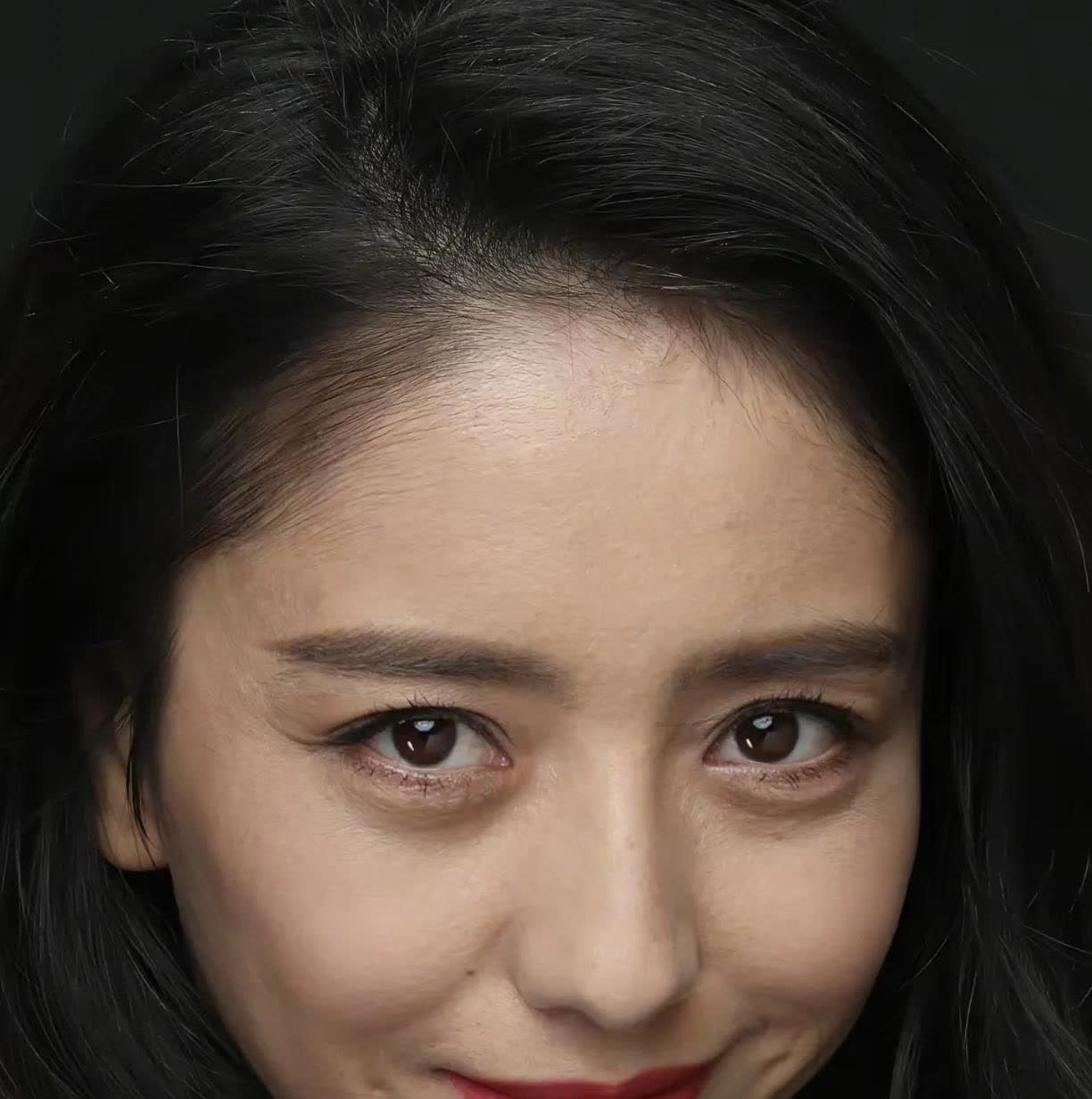 佟丽娅无美颜无滤镜高清怼脸拍！不仅没被吓到，反而被狠狠的美到了。天生自带媚惑的眉