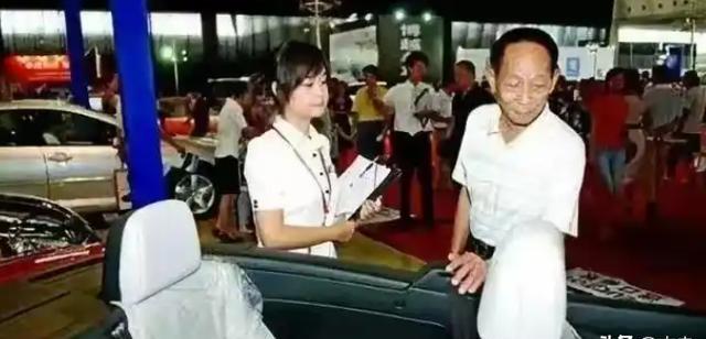 2008年，袁隆平院士在车展上被一辆68.8万的敞篷奔驰吸引，忍不住摸了一把，就