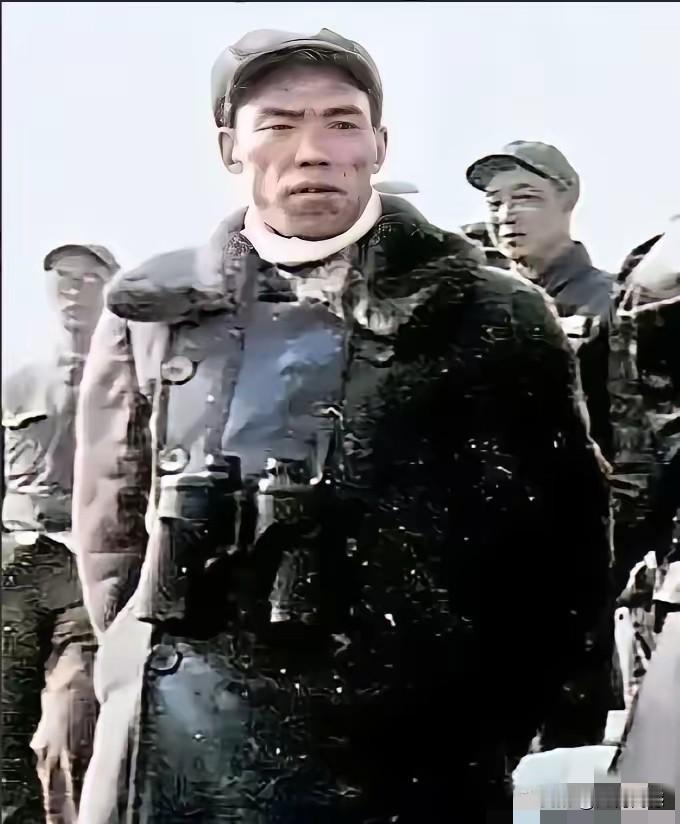 梁将军到脸上棱角分明，铁骨铮铮，有一种凛然不可侵犯的霸气，一看就是一条铁血汉子，