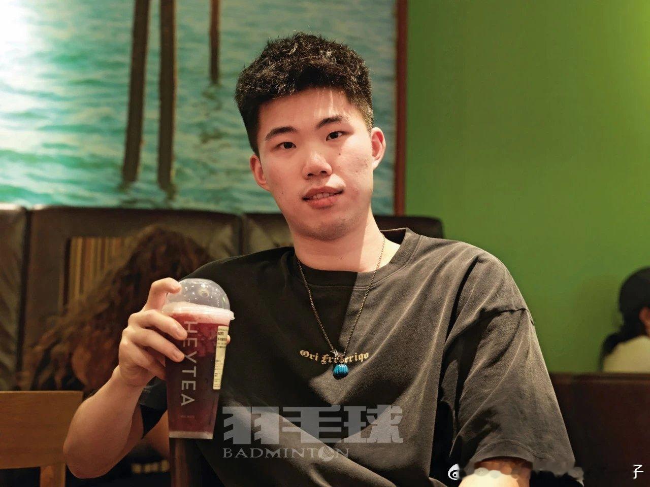 《羽毛球杂志》明星会客厅：翁泓阳🎤：最想和“表姐”打混双😂问：请问对“国羽神