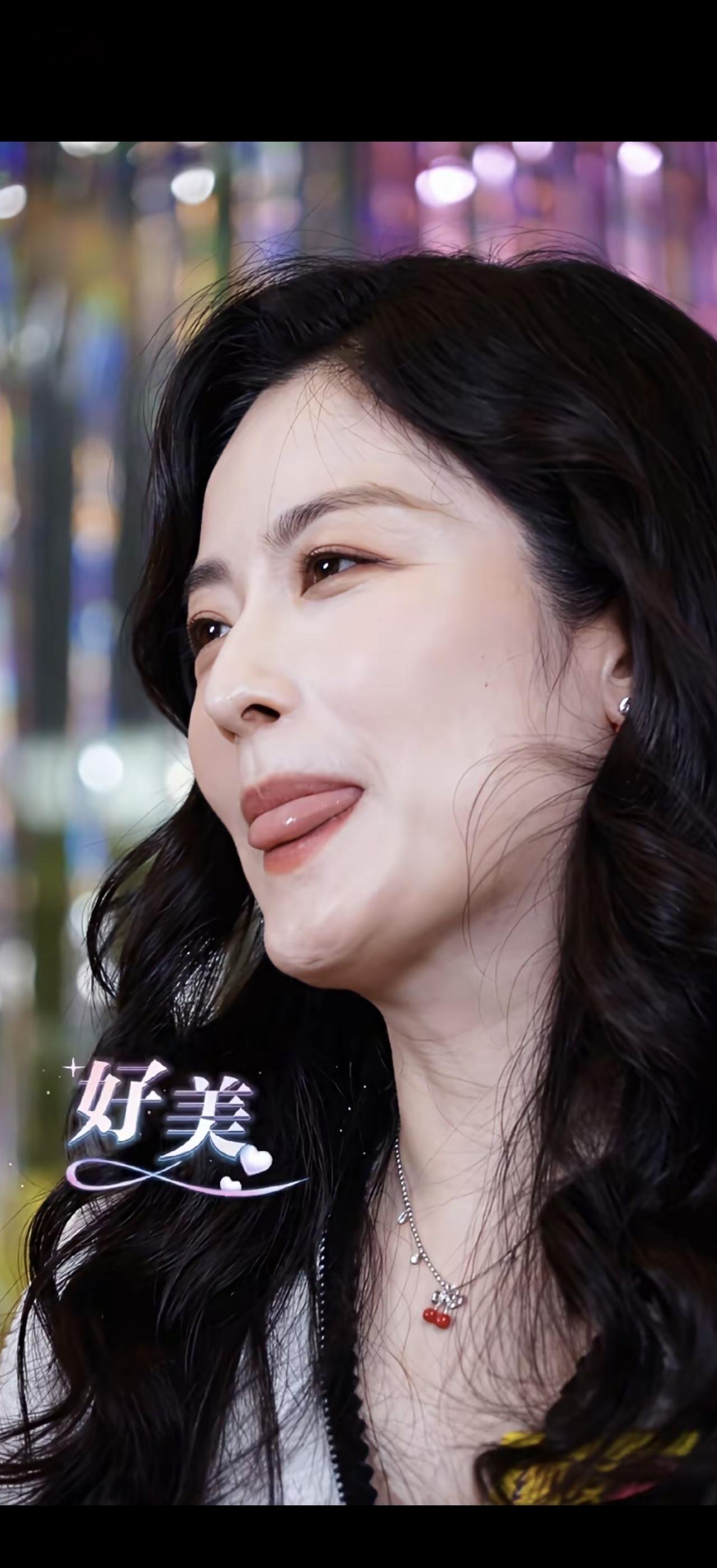 美人如画，笑靥如花。