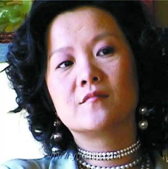 洪晃在圈里是出了名的嘴毒，最近她直接把一个叫张景儿的漂亮姑娘的老底给掀了。这姑娘