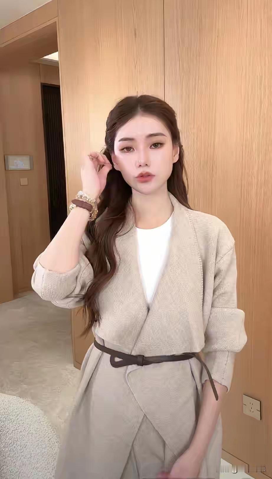 小梅真的太有个性了，直播间里，她可以带货自己喜欢的产品，不只有麻六记，也有她自己
