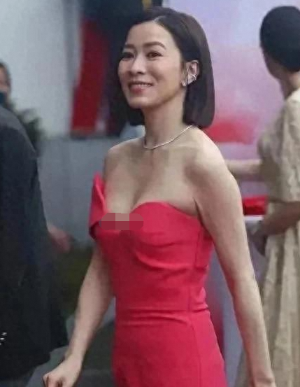 佘诗曼生图惊艳：47岁无惧怼脸拍，打脸当代审美