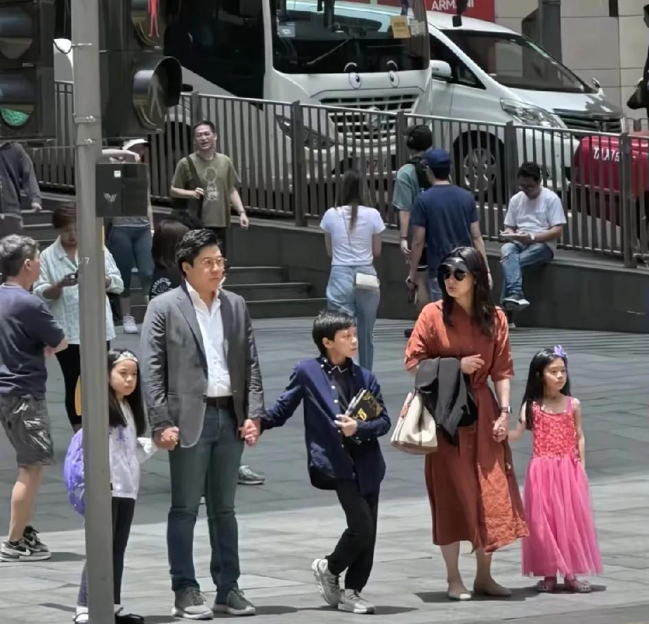 市民在香港偶遇郭晶晶一家。爸爸妈妈牵着小朋友等红绿灯，场面很有爱。但是有一点