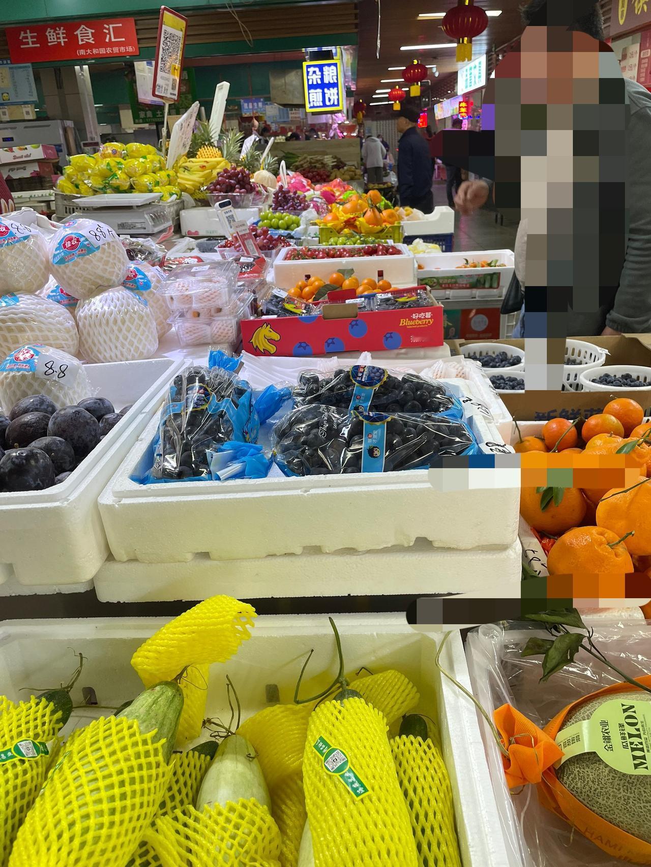 在水果店买了一个西瓜，价格还不算太贵¥4.8块钱一斤，让店主给我挑了一个小的，把